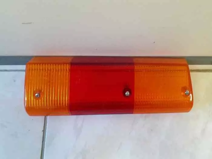 CABOCHON FEU ARRIERE DROIT RENAULT 17
